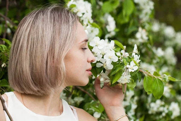 Junge Frau Riecht Blumen Freien — Stockfoto