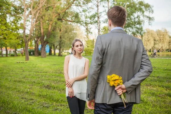 Jovem Mulher Olhando Para Homem Com Flores Livre — Fotografia de Stock