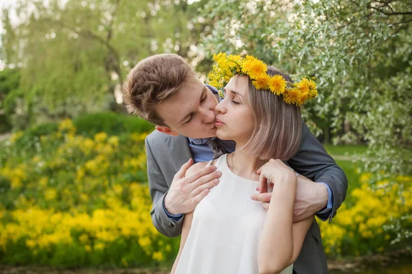 Porträtt Unga Par Tillsammans Utomhus Romantisk Semester — Stockfoto