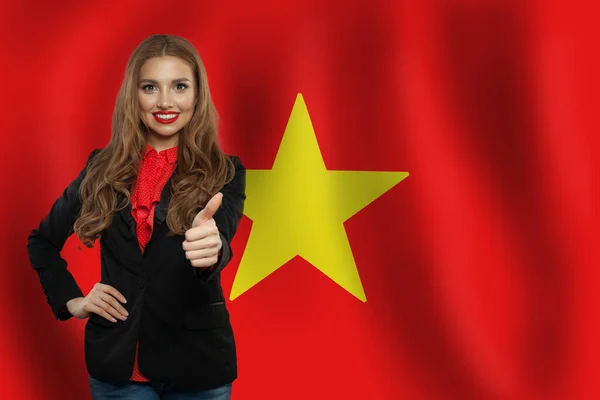 有越南国旗背景的快乐白人女孩的画像 旅行和学习概念 — 图库照片