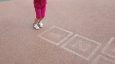 Kız sokakta seksek oynuyor..