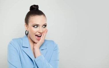 Genç, mutlu, şaşkın esmer kadın gülümsüyor.