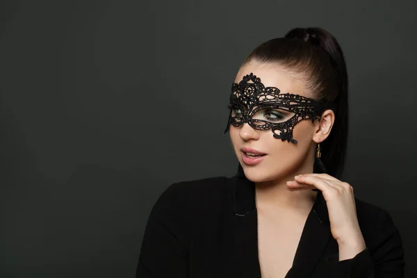 Femme Brune Parfaite Masque Carnaval Sur Fond Noir — Photo