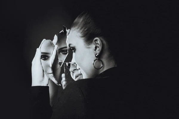 Güzel Esmer Kadın Siyah Üzerine Kırık Benlik Aynası — Stok fotoğraf