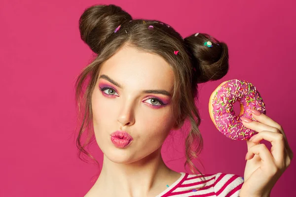 Canlı Pembe Afiş Üzerinde Donutları Olan Güzel Model Bir Kadının — Stok fotoğraf