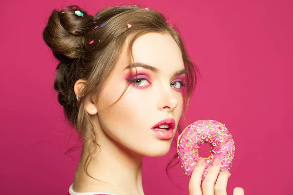 Canlı Pembe Arka Planda Donut Tutan Çekici Kadın Diyet Konsepti — Stok fotoğraf
