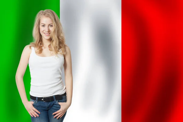 愛のイタリアのコンセプトです イタリアの国旗と幸せな女 — ストック写真