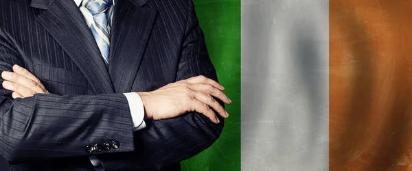 Ανδρικά Χέρια Φόντο Την Ιρλανδική Σημαία Επιχειρήσεις Πολιτική Και Εκπαίδευση — Φωτογραφία Αρχείου