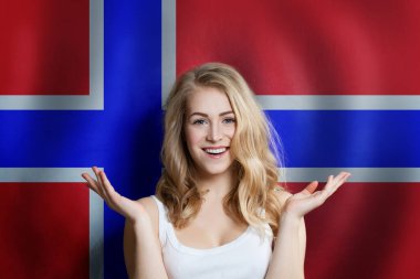 Norveç bayrağı geçmişi olan mutlu, hoş, hoş bir kızla Norveç kavramı. Seyahat ve eğitim kavramı