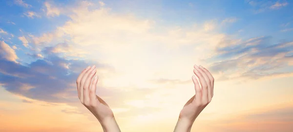 Mãos Humanas Contra Nuvens Céu Fundo — Fotografia de Stock