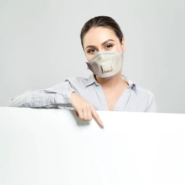 흰색빈 현수막을 보호용 의료용 마스크를 착용하고 — 스톡 사진