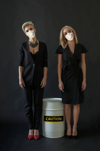 Dos Mujeres Con Máscara Médica Traje Negro Posando Sobre Fondo — Foto de Stock