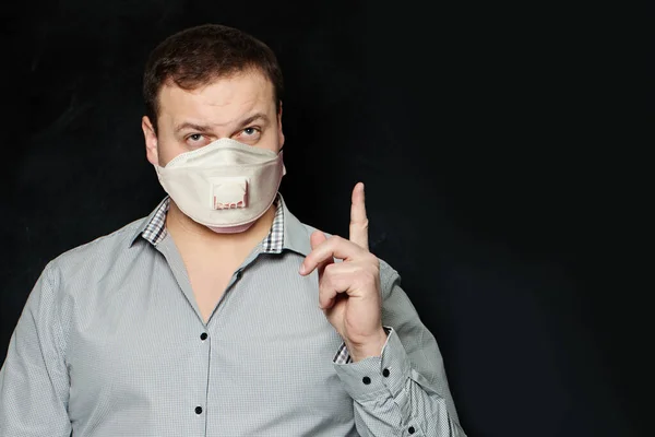 Homme Masque Médical Pointant Doigt Vers Haut Sur Tableau Noir — Photo