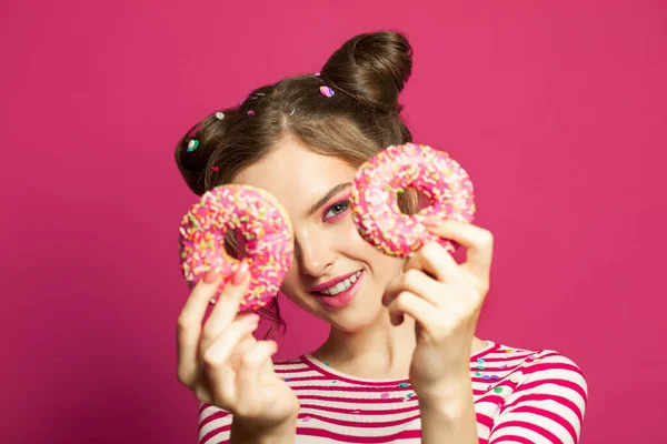 Модна Модель Жінки Пончиками Яскраво Рожевому Фоні — стокове фото