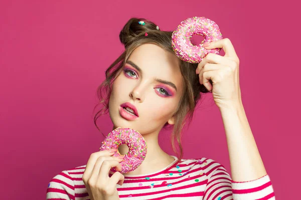 Гарна Молода Жінка Пончиками Яскраво Рожевому Фоні — стокове фото