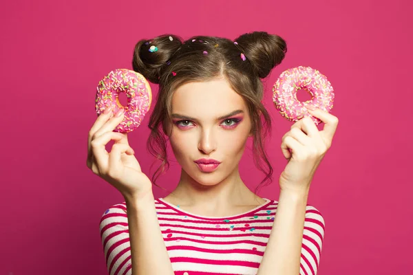 Canlı Pembe Arka Planda Donutları Olan Mükemmel Bir Genç Kadın — Stok fotoğraf