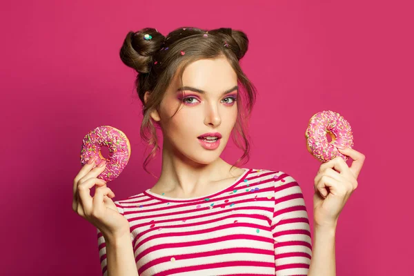 Привлекательная Женщина Показывает Пончики Ярком Розовом Фоне — стоковое фото