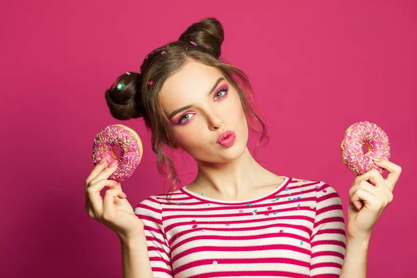 Милая Женщина Держит Пончик Ярком Розовом Фоне Концепция Диеты — стоковое фото