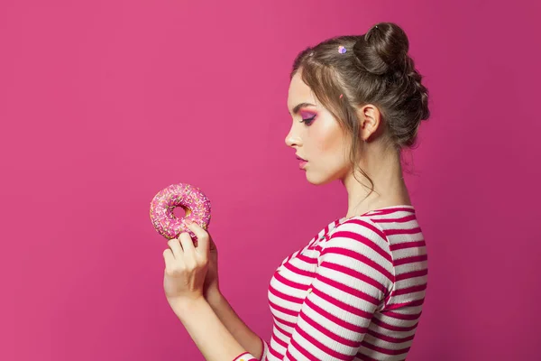 Женщина Смотрит Пончик Ярком Розовом Фоне Диета Концепции — стоковое фото