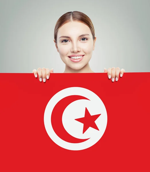 Porträt Einer Glücklichen Frau Mit Tunesischem Flaggenhintergrund Reisen Nach Tunesien — Stockfoto