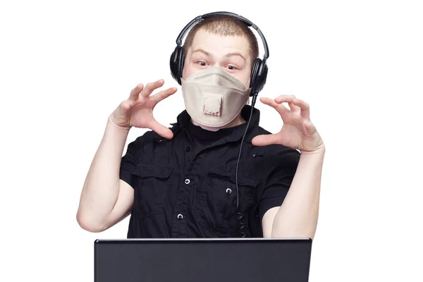 Σοκαρισμένος Άνθρωπος Ιατρική Μάσκα Χρησιμοποιώντας Φορητό Υπολογιστή Απομονωμένο Λευκό — Φωτογραφία Αρχείου