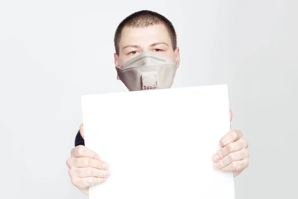 Jovem Máscara Médica Mostrando Branco Branco Banner Tabuleta Vazia Com — Fotografia de Stock