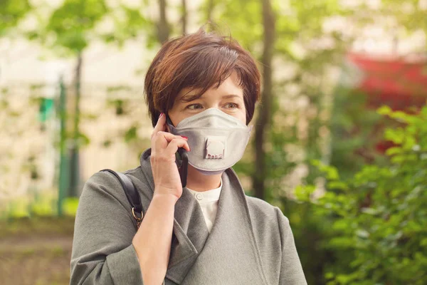 Mature Woman Medical Mask Phone Outdoors — Stock Photo, Image