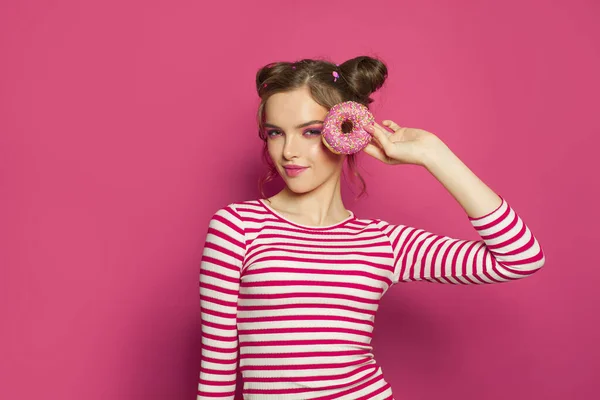 Mulher Feliz Segurando Donut Fundo Rosa Colorido Conceito Dieta — Fotografia de Stock