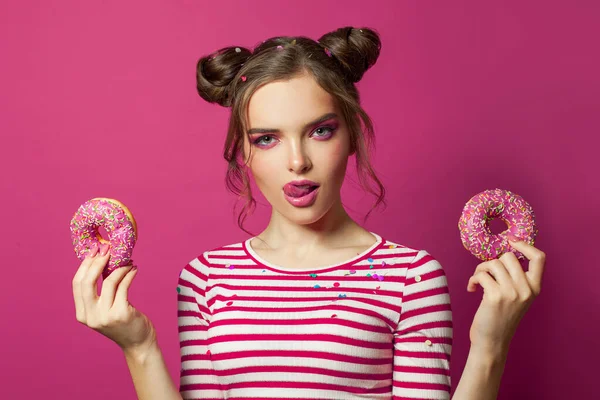 Canlı Pembe Arka Planda Donut Tutan Güzel Model Bir Kadının — Stok fotoğraf