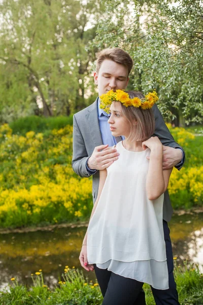 Açık Havada Genç Bir Çift Romantik Tatil — Stok fotoğraf