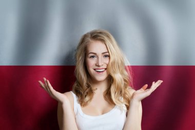 Polonya 'da Polonya bayrağı geçmişi olan mutlu, sevimli bir kız. Seyahat ve eğitim kavramı