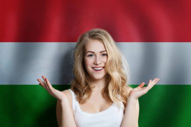 Macaristan bayrağı geçmişine sahip, şaşırtıcı derecede mutlu bir kız. Seyahat ya da İş Konsepti