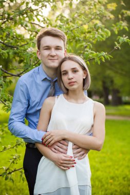 Genç Wan ve kadın dışarıda kucaklaşıyorlar.