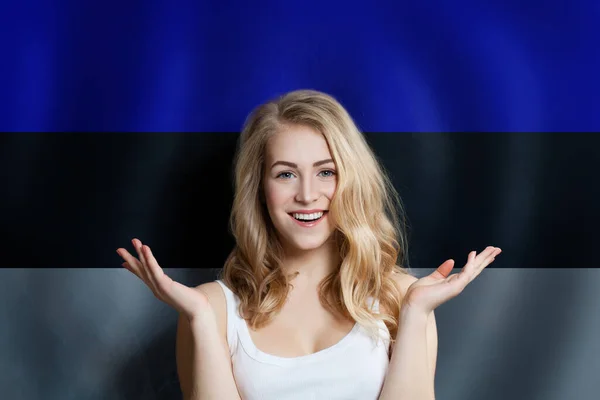 Hermosa Joven Feliz Contra Fondo Bandera Estonia Vivir Educar Trabajar — Foto de Stock