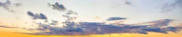 Μπλε Ουρανό Σύννεφα Φόντο Όμορφο Τοπίο Σύννεφα Και Πορτοκαλί Ήλιο — Φωτογραφία Αρχείου