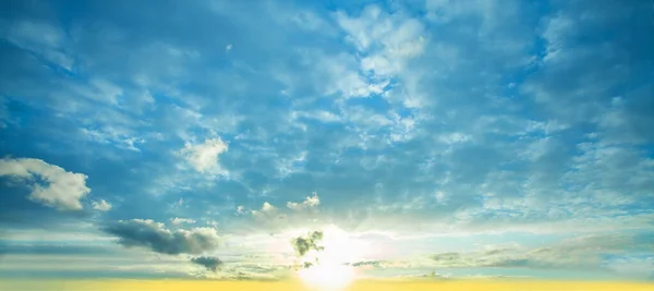 Cielo Azul Nubes Fondo Hermoso Paisaje Con Nubes Sol Naranja — Foto de Stock