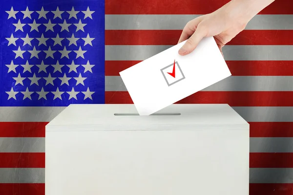 アメリカ投票の概念 投票所での投票のための投票用紙を保持する投票手 — ストック写真