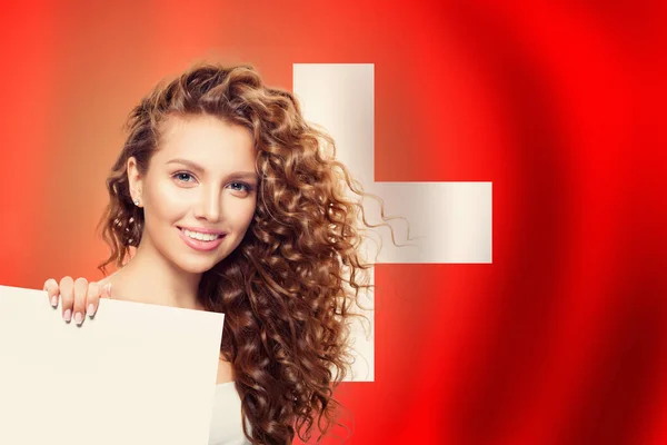 スイスのコンセプトが好き 幸せな美しさの女性とともに白い紙でスイスの国旗の背景 — ストック写真