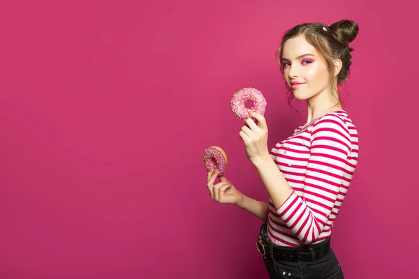 Güzel Bir Kadın Canlı Pembe Arka Planda Donut Tutuyor Moda — Stok fotoğraf
