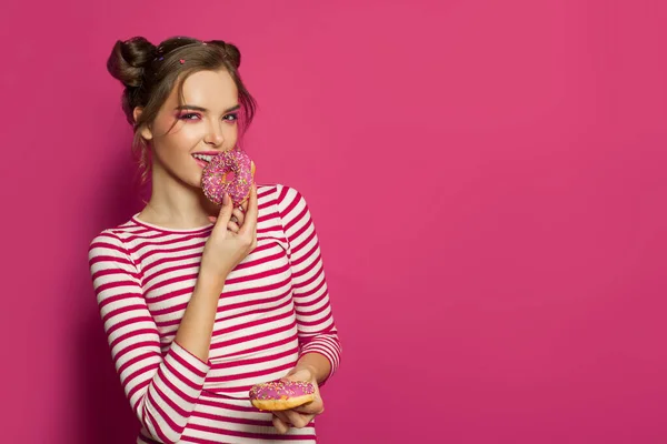 Sevimli Kadın Canlı Pembe Arka Planda Donut Yiyor Moda Portresi — Stok fotoğraf