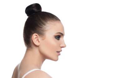 Güzel bir kadın profili. Beyaz arka planda izole edilmiş güzel bir kadın spa modeli