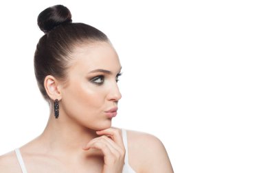 Sağlıklı ciltli, beyaz arka planda izole edilmiş sevimli bir kadın spa modeli.