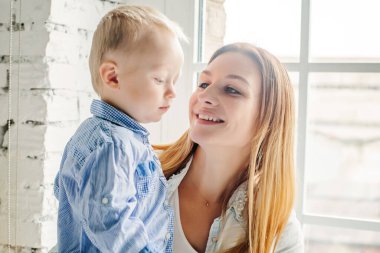 Anne ve küçük oğlu evde.