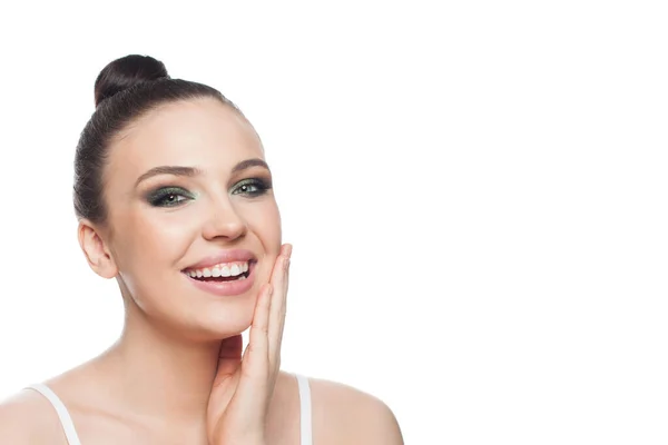 Hermosa Mujer Spa Sonriendo Aislado Sobre Fondo Blanco — Foto de Stock