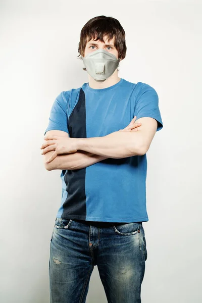 Joven Hombre Máscara Médica Sobre Fondo Blanco — Foto de Stock