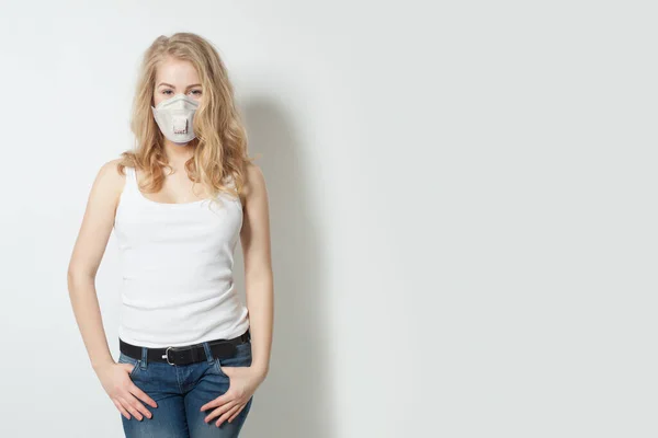 Beyaz Arka Planda Tıbbi Maskeli Genç Bir Kadın — Stok fotoğraf