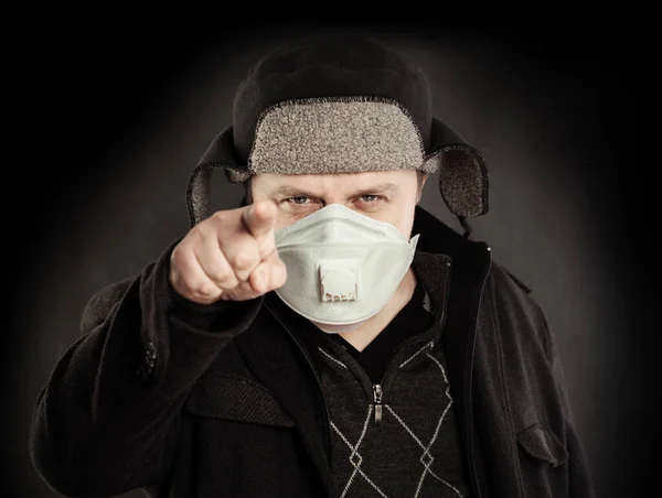 Hombre Con Mascarilla Médica Apuntando Con Dedo Sobre Fondo Negro — Foto de Stock