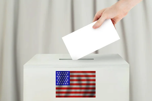 Usa Concetto Voto Mano Del Votante Possesso Scheda Elettorale Voto — Foto Stock