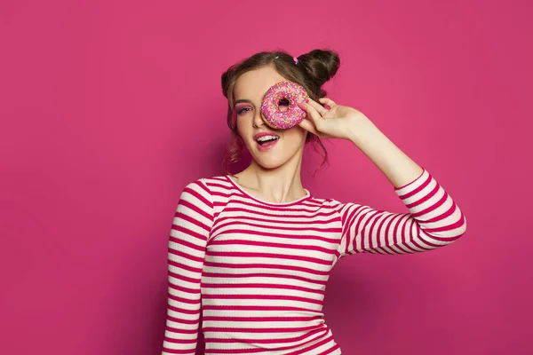 Retrato Jovem Segurando Donut Rosa Vibrante — Fotografia de Stock