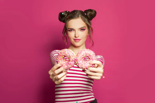 Усміхнена Молода Жінка Пончиками Рожевому Фоні — стокове фото
